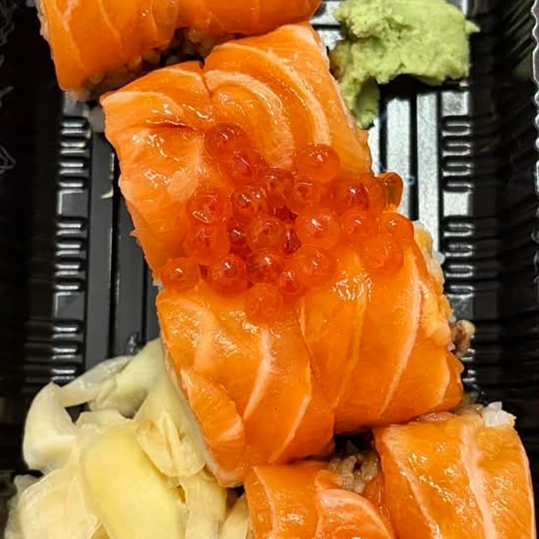 Delicious Salmon Roll: A Sushi Favorite
